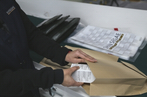 친환경재생지로 포장하는 모습.<신세계면세점 제공>